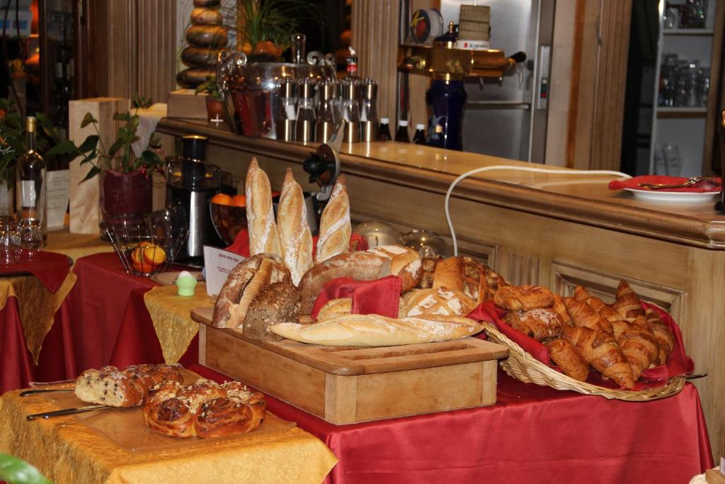 Hotel Restaurant Les Pins logis Haguenau Extérieur photo