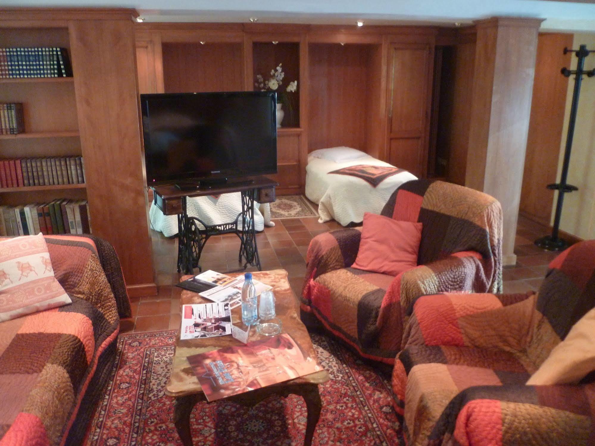 Hotel Restaurant Les Pins logis Haguenau Extérieur photo
